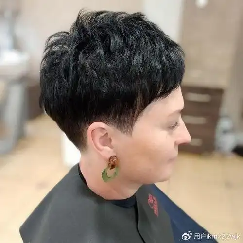 50到60岁女性别留长发了,就选推边短发纹理烫,利落显年轻