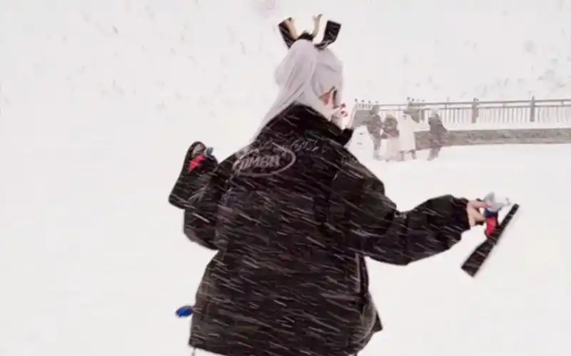 是什么让我赤脚在雪地里奔腾!是coser的执着!绫华和雪超配的!