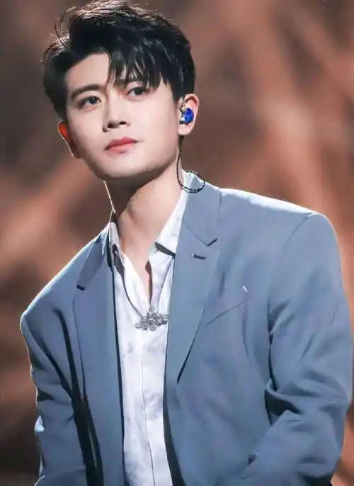 任嘉伦照片针对这一件事,黄磊表示这不是任嘉伦的问题,而是任嘉伦朋友