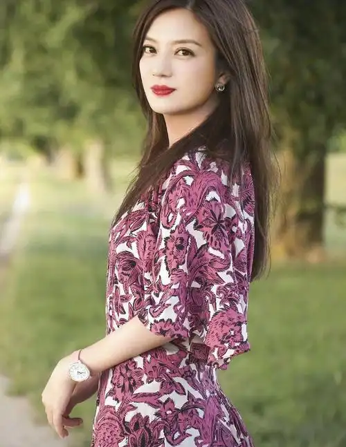 年轻时的赵薇太迷人,一头短发美眸电力十足,清纯度爆表!