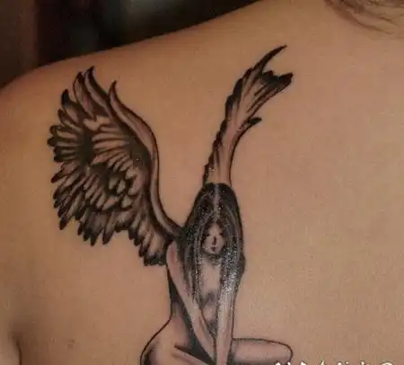 伤心的女生天使纹身图案