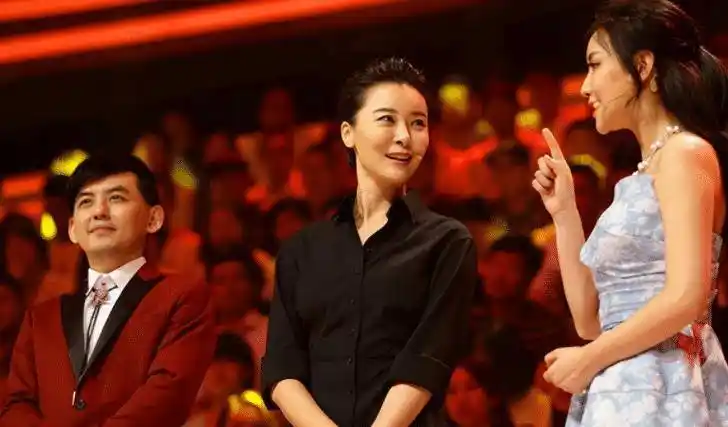 演员柯蓝:23岁就年薪百万,50岁依然单身,有黄志忠陪伴不孤独_李泉