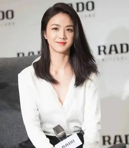 汤唯穿白色衬衣亮相,搭配半身裙优雅大气,腿部状态好吸睛_tang_wei