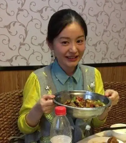 深扒柏雪灵异事件拍戏半夜刮墙壁自残手指