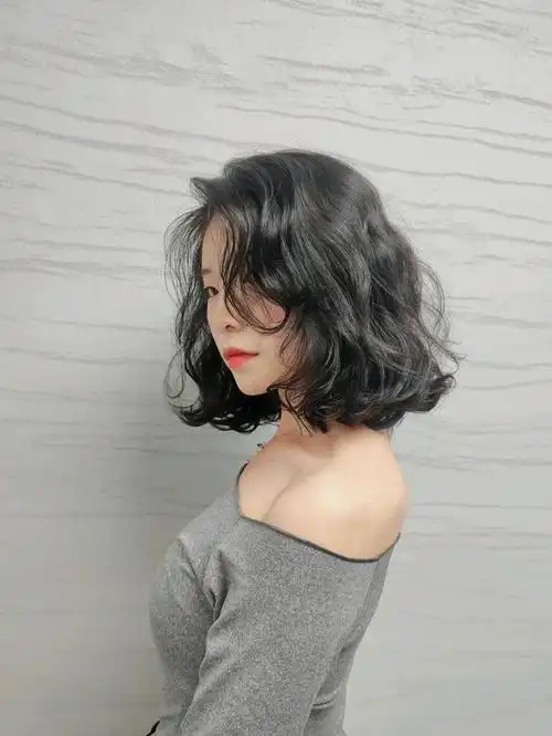 减龄又洋气的"挂耳烫发"还有人不知道吗?这款发型圆脸也很适合