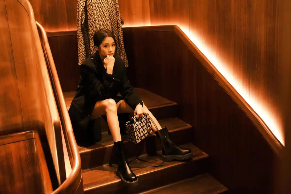 关晓彤清晨巴黎街头随拍,黑色长款大衣配皮靴,酷劲十足!