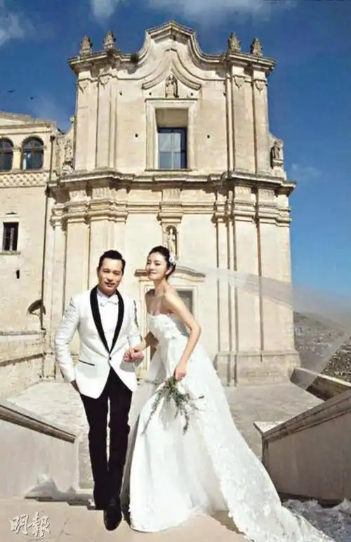 安以轩将夏威夷办婚礼 黑色婚纱曝光突破传统