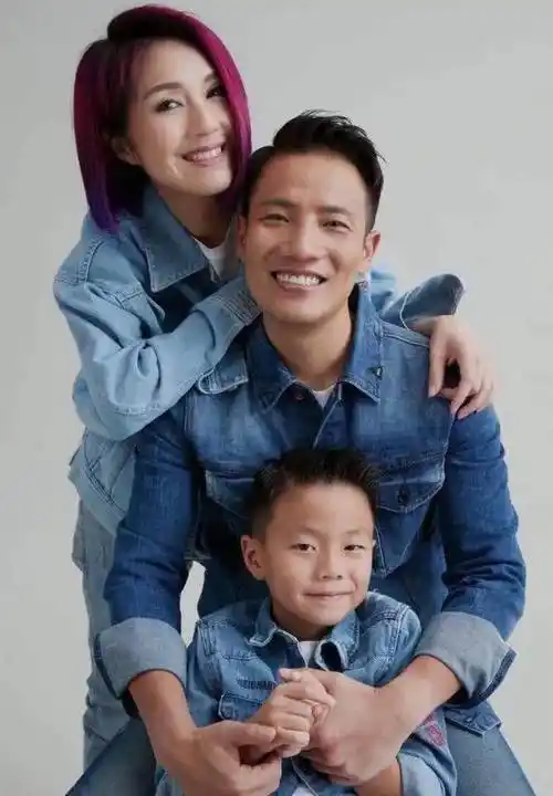 杨千嬅和老公为儿子庆生,一家三口温馨有爱,8岁儿子露职业假笑