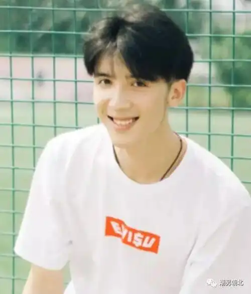 夏天帅哥发型这样剪,适合17岁以上的男生!