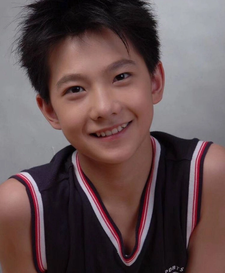 原创杨洋外号"杨不修",7张童年照说明一切,真不愧为军艺校的校草