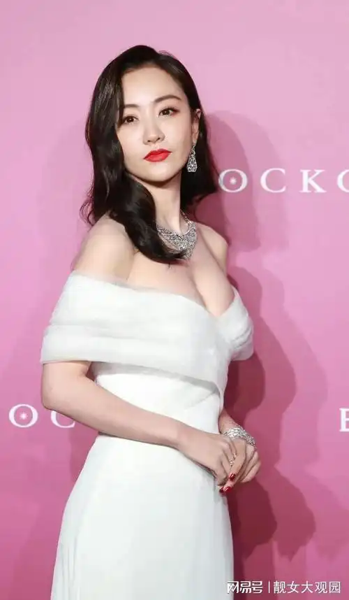 美女杨蓉白色低胸装出镜肤白貌美身材出众美得令人过目难忘