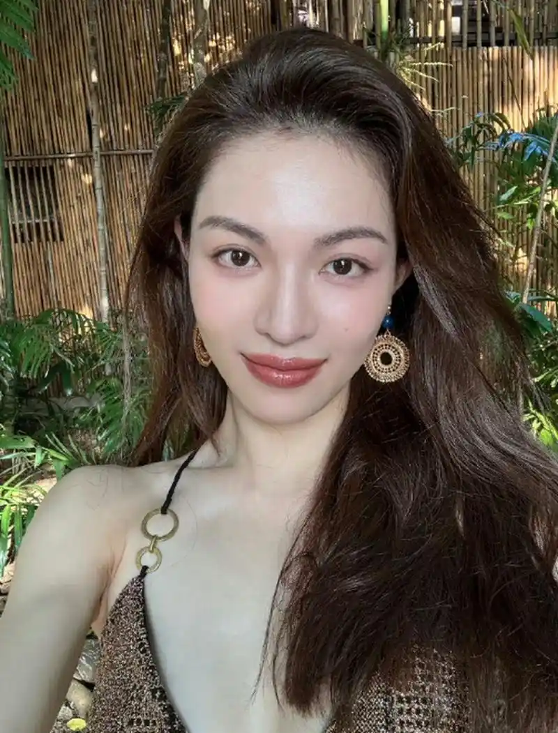 钟楚曦穿搭# #钟楚曦真的很会挑裙子# 泰国plog,吊带镂空裙造型.