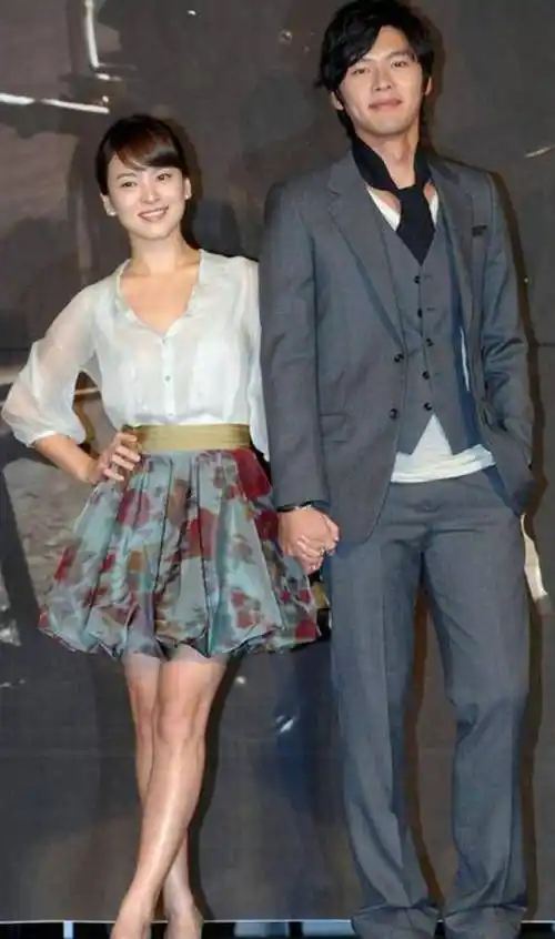 她就会不知不觉地依赖他,而元彬也成为了宋慧乔第一次丑闻的对象