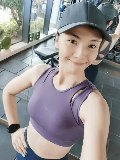 42岁刘涛晒素颜健身照!穿紧身衣身材丰腴_动作_气色_锻炼