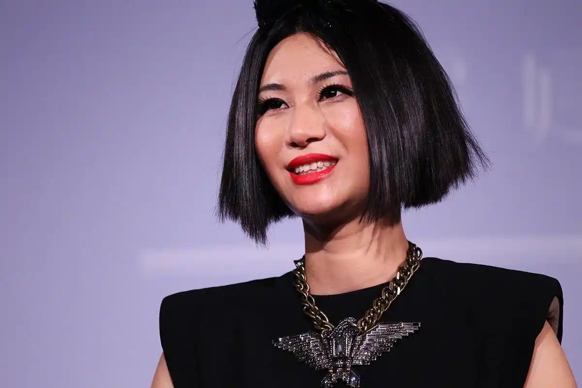 在2006年,尚雯婕凭借《超级女声》一夜成名,其独特的嗓音和舞台表现力