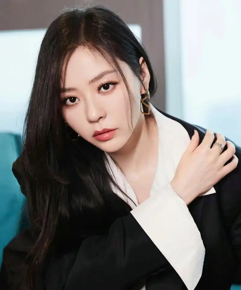 张靓颖,黑西服搭配短裙,高跟鞋性感又优雅!