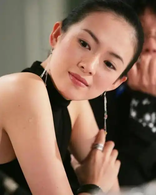 戛纳红毯从来不是比美的地方,章子怡20年前穿吊带背心谁能扛住?