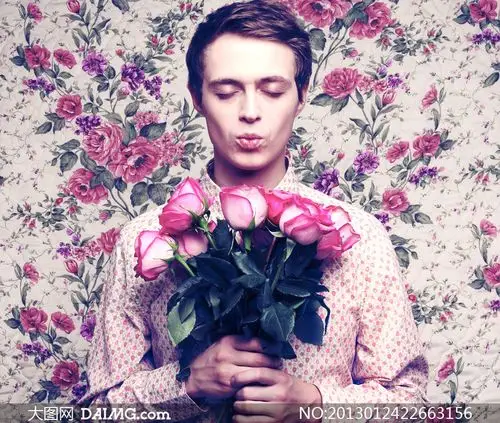 双手拿着玫瑰花的男人摄影高清图片