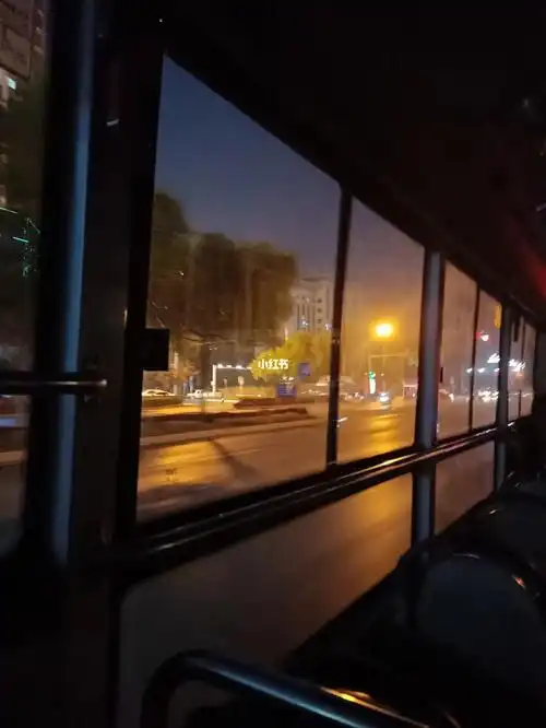 晚上坐公交车超好氛围感