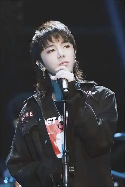 华晨宇自封的歌神在香港出尽洋相央视正片更是直接删减