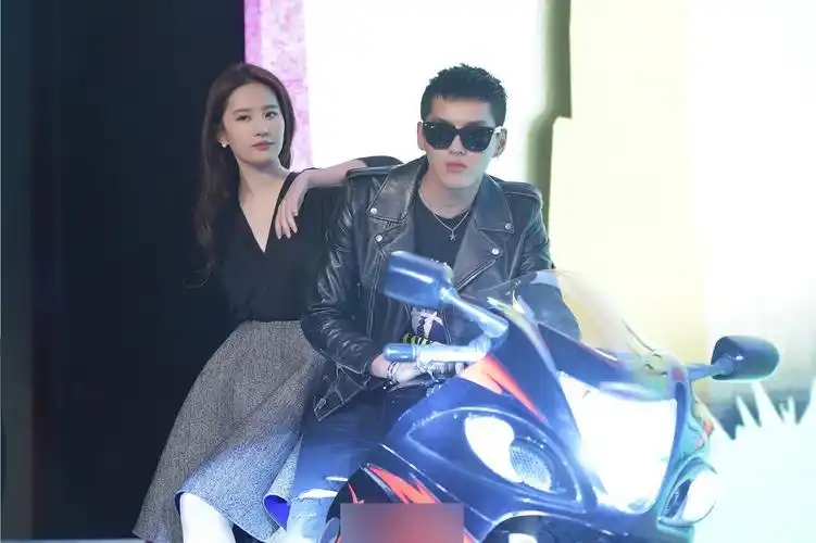 吴亦凡刘亦菲甜蜜搭档 演绎2016第一青春爱情大片(7/16)