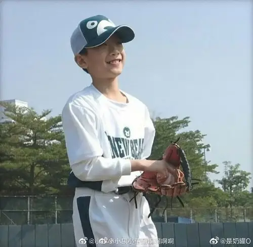 赖冠霖童年照不完整合集属于小赖闪闪发光的童年