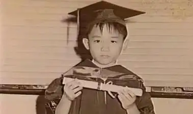 事实证明,61岁久居日本的梁朝伟,如今已走上了另一条路