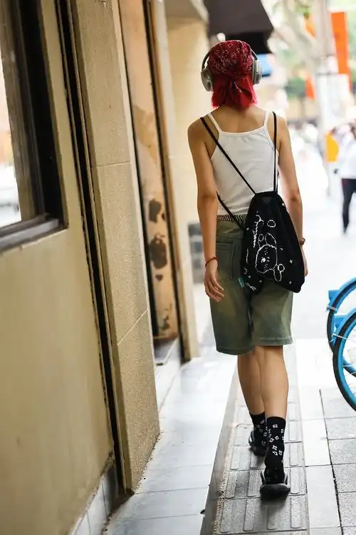 上海街拍 美好背影.#上海街拍 #路人视角 #图文伙伴扶持计 - 抖音