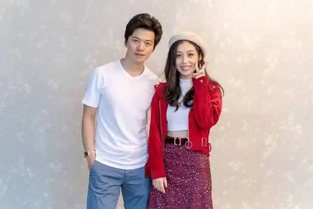 作为《中国好声音》第一季冠军梁博的和声,刘郡格可以说是节目的"自己