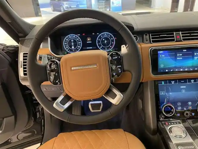 在内饰上,全新一代的路虎揽胜更是完成了"大换血"!