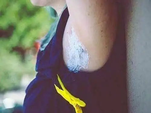 腋毛上有白色附着物怎么清洗