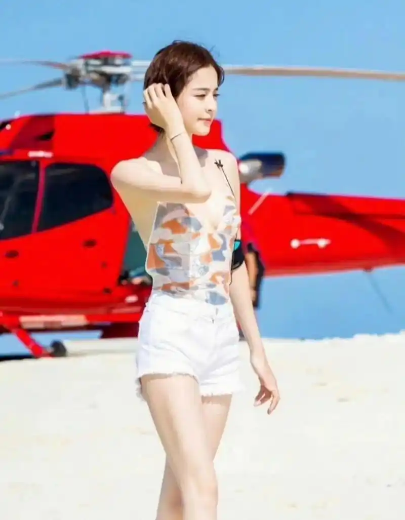 古力娜扎早期参加花少时候的泳装,跟现在参加活动的造型,感觉就没变过