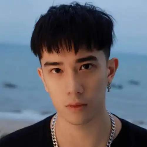 男生还留"寸头"就out了,2021冬天发型剪这三款,干净又帅气