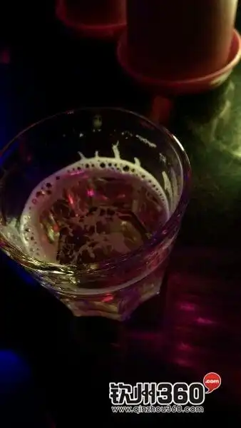 一个人去酒吧喝闷酒刚喝了一瓶一妹子过来搭讪说如果我请她喝