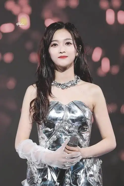 被网友们称为"海南富婆"最终,吴宣仪成功跻身火箭少女的行列,成为了