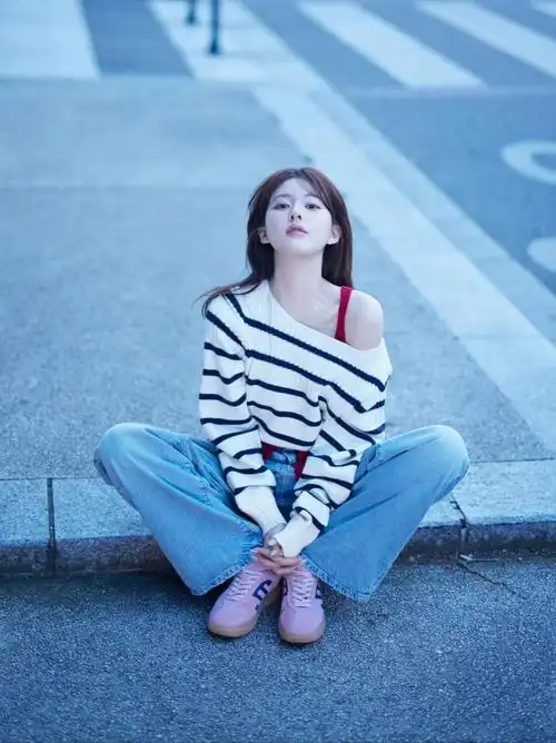 赵露思露肩毛衣大赏,白皙水嫩的香肩尽显魅力,女人味十足!