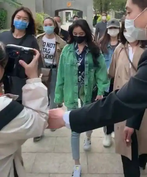 但是已经开始了忙碌的工作生活,而昨天大家都看了吧,她是去了李佳琦的