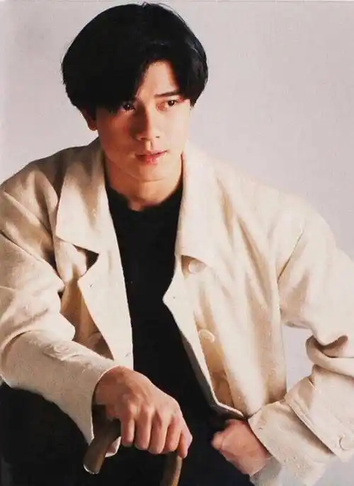 郭富城年轻时三七分配毛衣真帅与妻子方媛压马路身高是硬伤