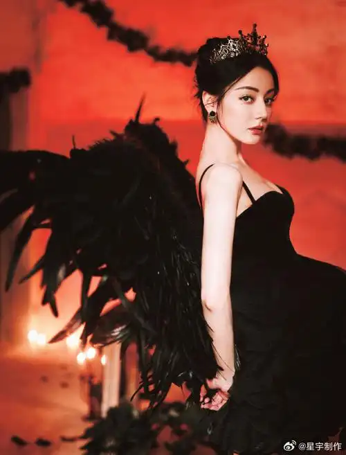 迪丽热巴暗黑色蓬蓬裙##迪丽热巴黑天鹅适配度