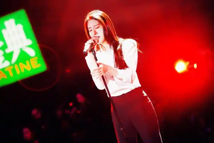 《歌手》张碧晨背水一战 解锁性感路线颠覆形象