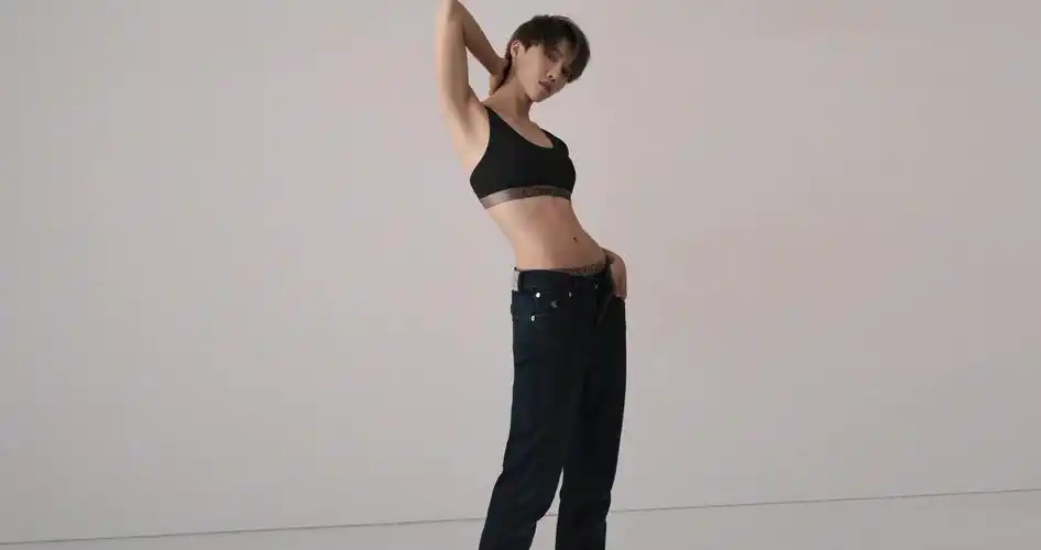 刘雨昕运动内衣大片曝光大秀中性美腹肌线条性感