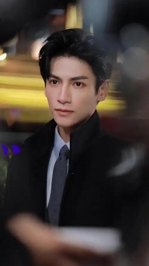 型男范儿罗云熙帅气写真