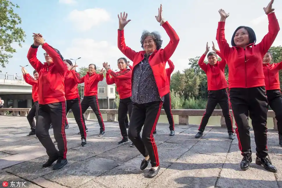 杭州奔九老奶奶广场舞跳网络神曲喊话年轻人2