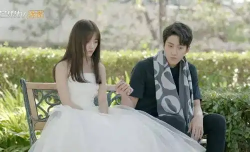 鞠婧祎在《游泳先生》饰演宋茶茶,她有过婚纱照,一身西式的白色轻纱