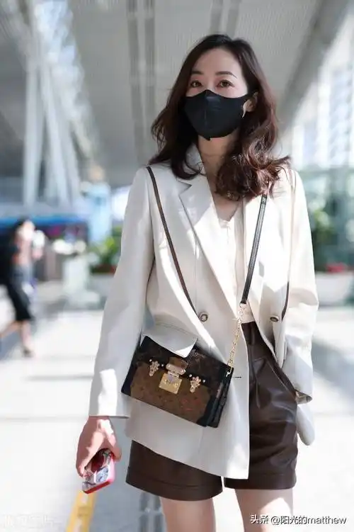 街拍韩雪长发披肩咖啡色皮短裤拖鞋知性优雅