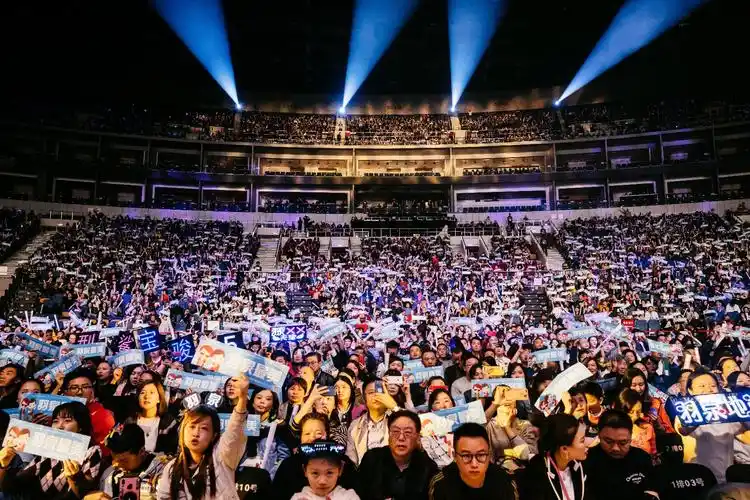 11月3日晚,"二十·羽泉20周年巡回演唱会" 成都站于五粮液成都金融城