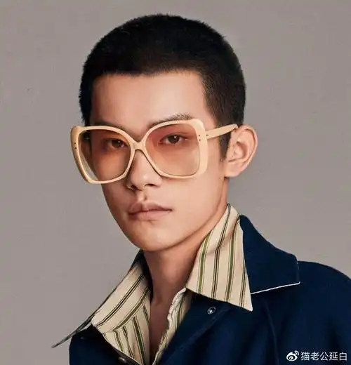 王俊凯首次挑战寸头雕塑封面大片发布散发男人味十足