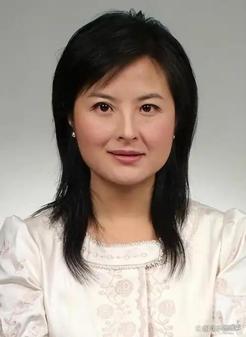 51岁张泉灵最新露面!满头白发断崖衰老,模样变化太大,不敢认了