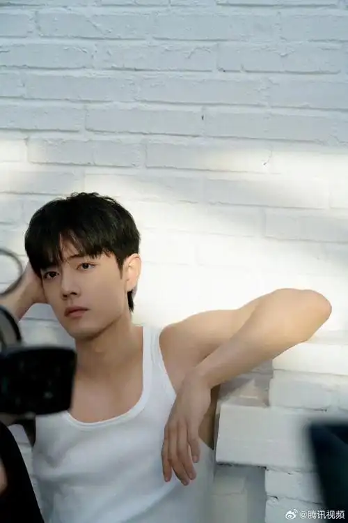 时影太见外了 洗澡还穿衣服!看我们肖战多大 - 抖音