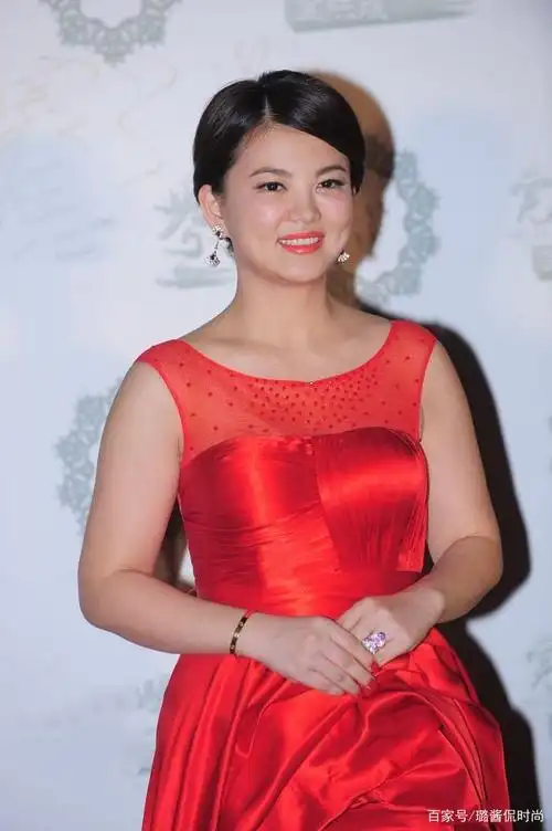 久违露面的李湘,红色长裙难掩"发福",网友:谁还不会老?